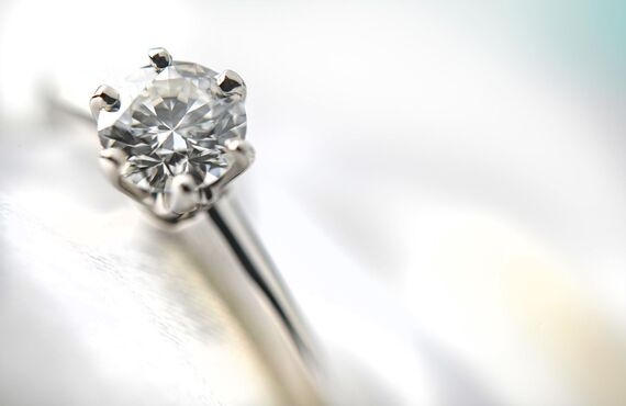 佐賀の人気店で婚約指輪をオーダーメイドでお客様にお届けいたします